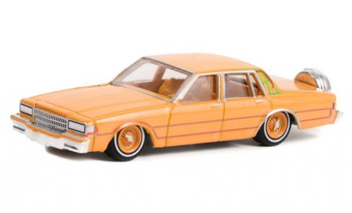 Modelauto Chevrolet Caprice Classic Sedan oranje/Dekor 1990 1/64 Greenlight