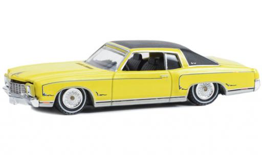 Modelauto Chevrolet Monte Carlo Coupe geel/zwart 1971 1/64 Greenlight