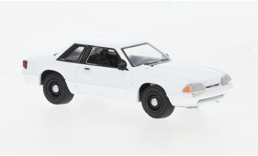 Modelauto Ford Mustang SSP wit 1987 1/64 Greenlight
