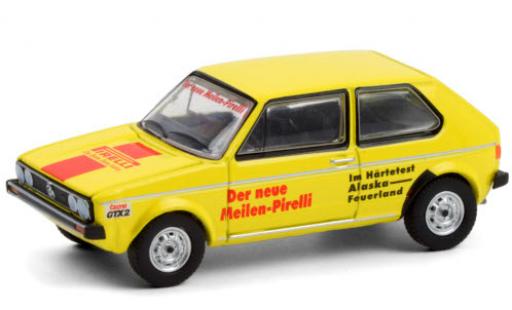 Modelauto Volkswagen Golf Base I geel/Dekor Pirelli 1974 H&Atilde;&curren;rtetest: Alaska - Feuerland 1/64 Greenlight