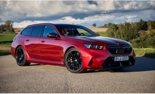 Modelauto Bmw M5 berline Touring rood 2025 1/18 GT Spirit