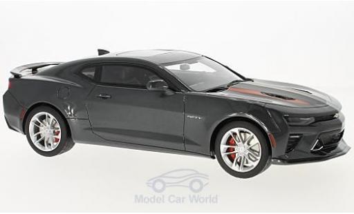 Modelauto Chevrolet Camaro SS metallic grijs 2017 Fifty verjaardag 1/18 GT Spirit