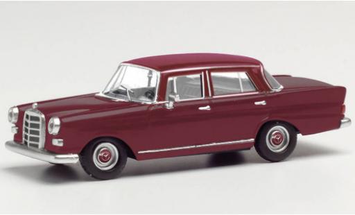Modelauto Mercedes 200 Base (W110) rood fonc&Atilde;&copy; 1/87 Herpa