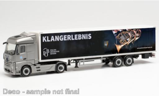 Modelauto Mercedes Actros Streamspace 2.5 Politieorchester Bayern Koffer-Sattelzug 1/87 Herpa