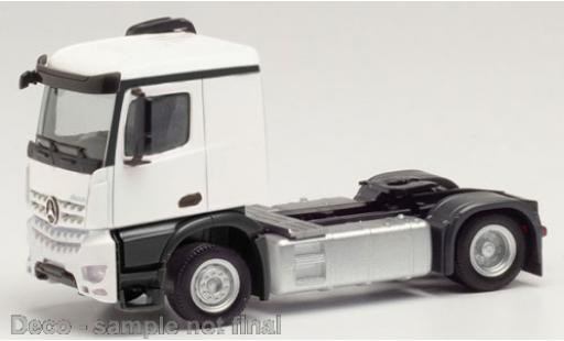 Modelauto Mercedes CLA Classic Arocs Classic wit 1/87 Herpa