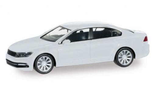 Modelauto Volkswagen Passat Base Sedan metallic wit 1/87 Herpa