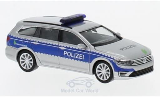 Modelauto Volkswagen Passat Base Variant GTE Politie Hamburg 1/87 Herpa