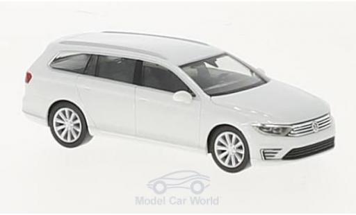Modelauto Volkswagen Passat Base Variant GTE wit 1/87 Herpa