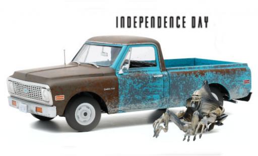 Modelauto Chevrolet C-10 Pickup blauw/grijs Independence Day 1971 avec traces d et Alien-figurine 1/18 Highway 61
