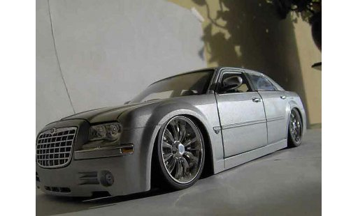 Chrysler 300C tuning 1/18 Maisto dub grijs modelauto