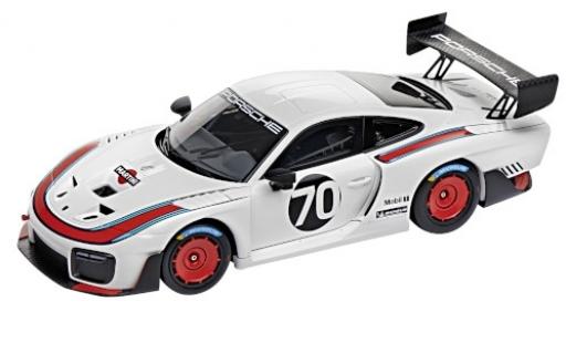 Modelauto Porsche 911 GT2 RS 935 wit/Dekor No.70 Martini 2018 Basis: 911 (.2) 1/18 Minichamps
