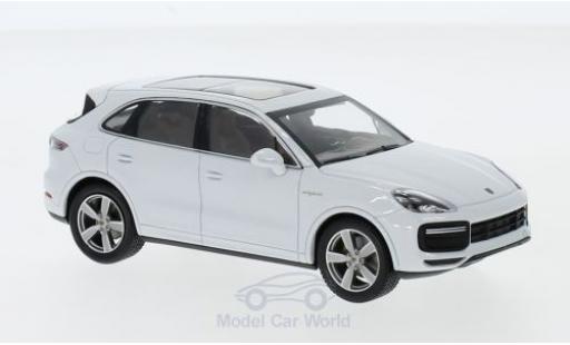 Modelauto Porsche Cayenne Turbo S e-hybrid wit 2019 1/43 Minichamps