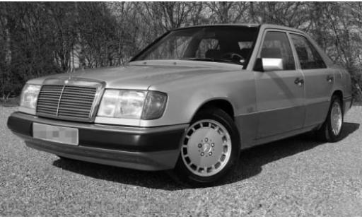 Modelauto Mercedes 230 Base E (W124) metallic beige 1/18 I Norev