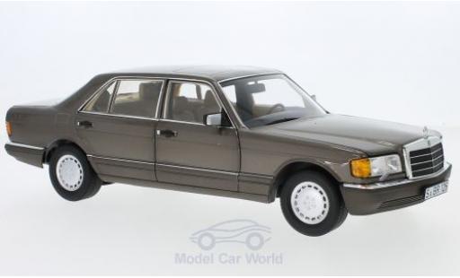 Modelauto Mercedes 560 Base (V126) metallic bruin 1985 1/18 Norev