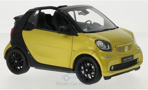 Modelauto Smart ForTwo Cabrio (A453) metallic geel/zwart Softtop liegt bei 1/18 Norev
