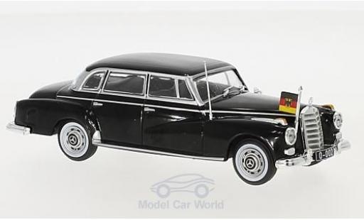 Modelauto Mercedes 300 Base d (W189) zwart 1957 1/43 Pct