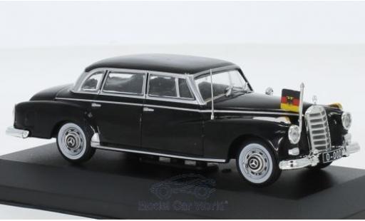 Modelauto Mercedes 300 Base d (W189) zwart 1957 1/43 Pct