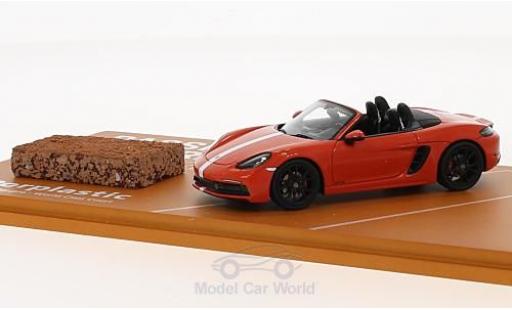Modelauto Porsche 718 GTS oranje/wit 2018 Tennis Grand Prix met einem St&Atilde;&frac14;ck original Tennisboden 1/43 Spark