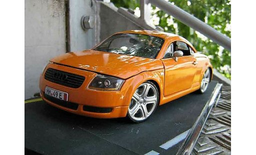Audi TT rs coupe 1/18 Revell oranjesignal porsche jantes touareg modelauto