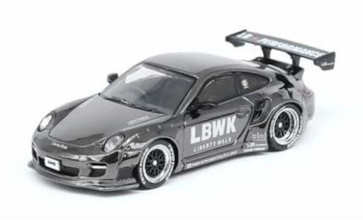 Modelauto Porsche 911 Base Liberty Walk chrom LBWK Auto Salon Diorama met 3 Figuren 1/64 INNO64