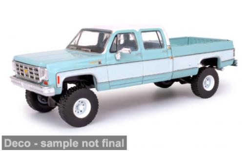 Modelauto Chevrolet Silverado pickup K30 Crew Cab Fleetside Lifted blauw/wit 1978 1/64 IXO America