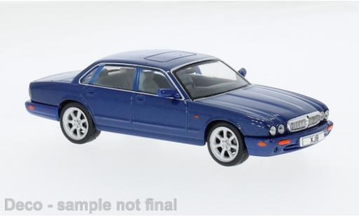 Modelauto Jaguar XJ8 Base 8 (X308) metallic blauw 1998 1/43 IXO