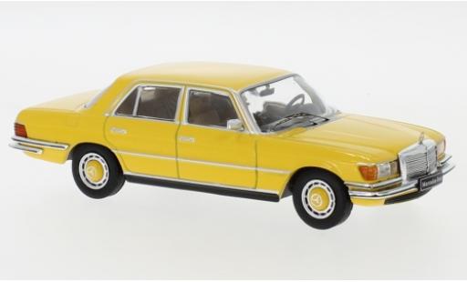 Modelauto Mercedes 450 Base SEL (W116) geel 1975 1/43 IXO