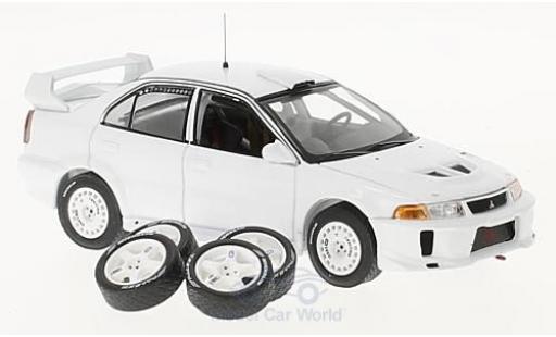 Modelauto Mitsubishi Lancer Evolution V mat-wit 1998 Plain Body Version inklusive 4 Ersatzr&Atilde;&curren;der 1/43 IXO