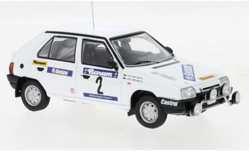 Modelauto Skoda Favorit Rally 136L No.2 Vala&Aring;&iexcl;ska&Atilde;&iexcl; Zima 1989 1/43 IXO