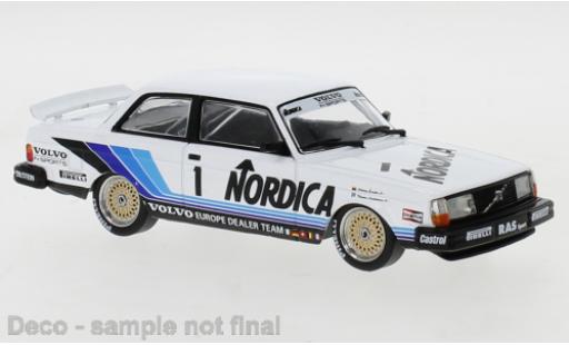 Modelauto Volvo 240 Base No.1 Europe Dealer Team Nordica ETCC Br&Atilde;&frac14;nn 1986 J.Cecotto/A.Olofsson 1/43 IXO