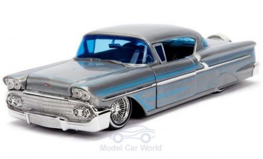 Modelauto Chevrolet Impala Coupe Hardtop grijs/blauw 1958 1/24 Jada Toys