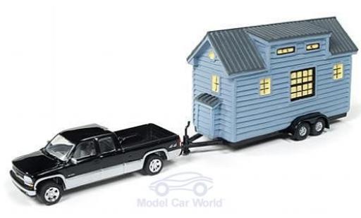 Modelauto Chevrolet Silverado pickup 1500 metallic zwart/grijs 2002 met Tiny House zonder Vitrine 1/64 Johnny Lightning