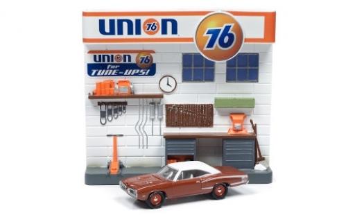 Modelauto Dodge Coronet Super Bee metallic bruin/mat-wit 1976 Diorama 1/64 Johnny Lightning