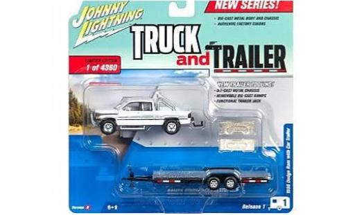 Modelauto Dodge RAM pickup 1500 wit/grijs 1996 met Flatbed Anh&Atilde;&curren;nger zonder Vitrine 1/64 Johnny Lightning
