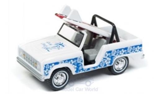 Modelauto Ford Bronco Wagon wit/blauw 1966 met Surfboard 1/64 Johnny Lightning