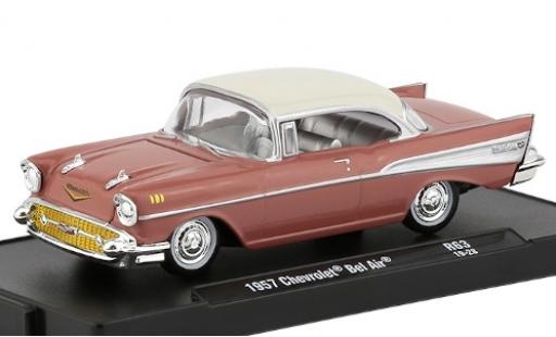 Modelauto Chevrolet Bel Air Coupe roze/wit 1957 1/64 M2 Machines