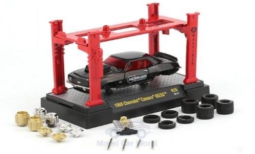 Modelauto Chevrolet Camaro RS /SS metallic zwart/Dekor Hooker Blackheart 1969 met Hebeb&Atilde;&frac14;hne en 2 Rads&Atilde;&curren;tzen 1/64 M2 Machines