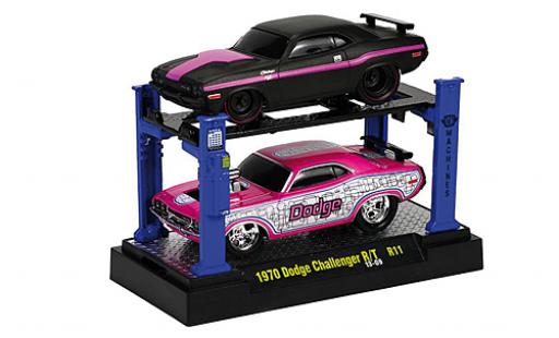 Modelauto Dodge Challenger R/T Tuning mat-zwart/lila 1969 2er-Set: y compris les Hebeb&Atilde;&frac14;hne sur podium Capot avec fonction 1/64 M2 Machines