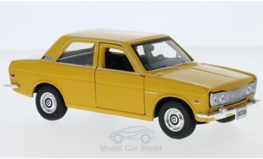 Modelauto Datsun 510 Sedan geel 1971 1/24 Maisto