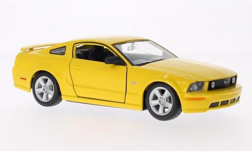 Modelauto Ford Mustang GT Coupe geel 2006 1/24 Maisto