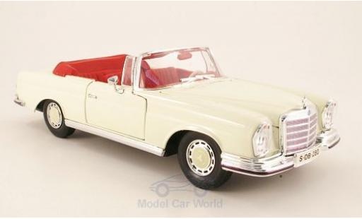 Modelauto Mercedes 280 SE (W111) Cabriolet beige 1966 1/18 Maisto