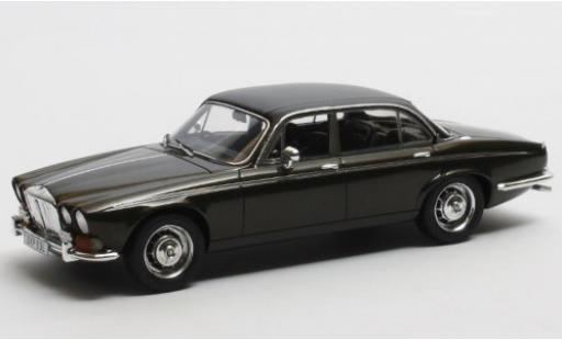 Modelauto Daimler Double Six Vanden Plas Series 1 metallic groen/mat-zwart RHD 1973 1/43 Matrix