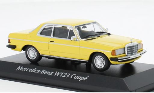 Modelauto Mercedes 230 Coupe CE (C123) geel 1976 1/43 Maxichamps