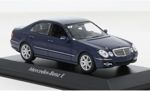 Modelauto Mercedes Classe E Base (W211) metallic blauw 2006 1/43 Maxichamps