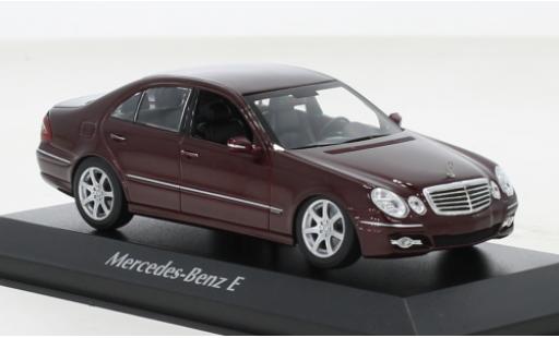 Modelauto Mercedes Classe E Base (W211) metallic rood 2006 1/43 Maxichamps