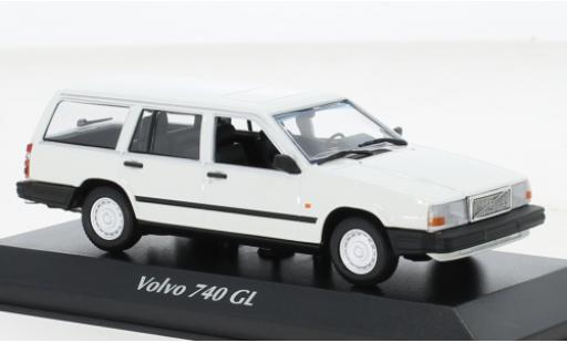 Modelauto Volvo 740 Base Stationwagen wit 1986 1/43 Maxichamps