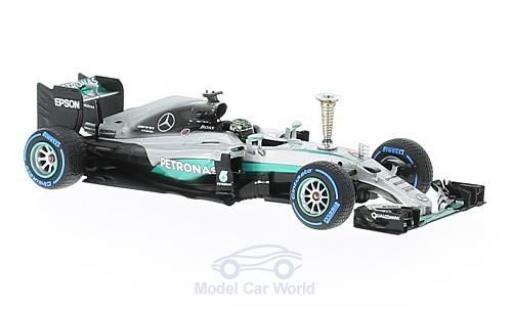 Modelauto Mercedes F1 2016 W07 Hybrid No.6 AMG Petronas Team Petronas formule 1 met Pokal N.Rosberg 1/43 Minichamps