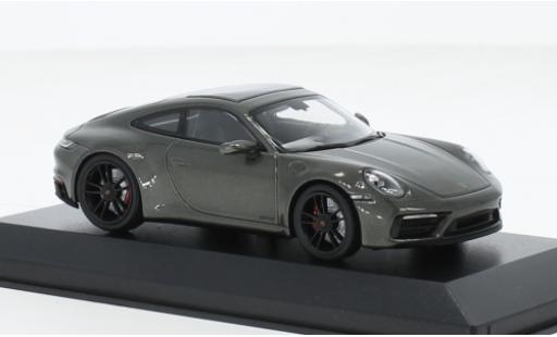 Modelauto Porsche 911 GTS Carrera 4 metallic groen 2019 1/43 Minichamps