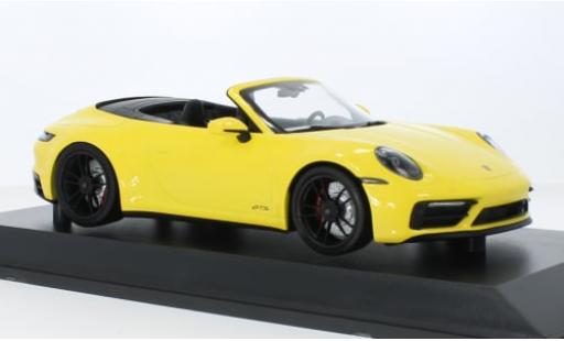 Modelauto Porsche 911 GTS Carrera 4 Cabriolet geel 2020 1/18 Minichamps