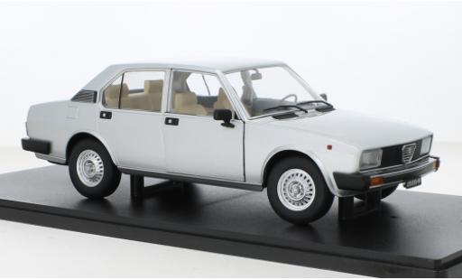 Modelauto Alfa Romeo Alfetta 2000 Berlina L grijs 1978 1/18 Mitica
